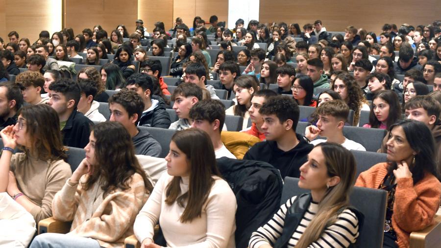 Preto de 400 estudantes preuniversitarios participaron na Fac. de Medicina da @UniversidadeUSC no evento #UnistemDay2023, organizado polo Grupo de Neurobioloxía Celular e Molecular da Enfermidade de Parkinson do @cimususc dirixido por JL Labandeira
usc.gal/gl/xornal/nova…