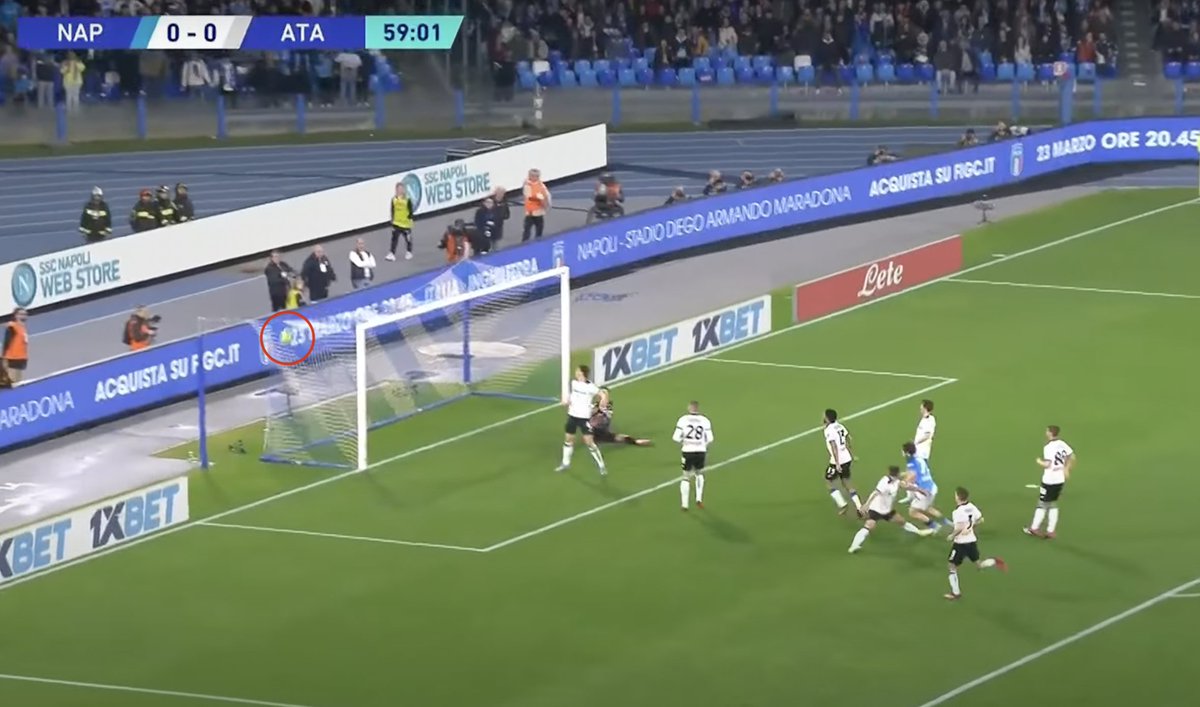 edrazo98's tweet photo. Kvaratskhelia put the ball in the top left corner on the net surrounded by 8 Atalanta players in the box. https://t.co/H5balCV8uN