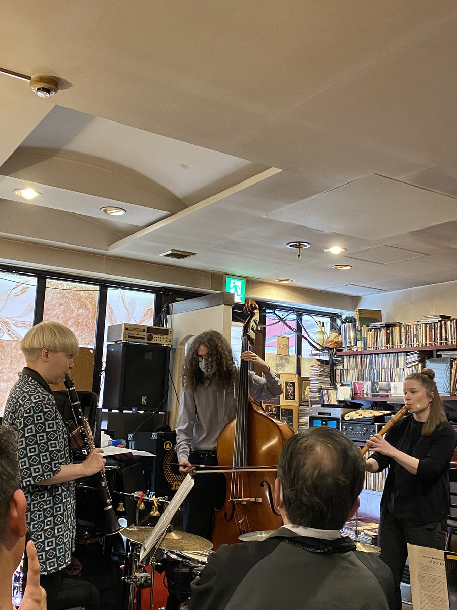 takemas13928201's tweet photo. トラディショナルなサウンド。情景や心象風景を丁寧に表現。速い曲もあるが、多くはミドル・テンポであり、じっくりと演奏される。
ドラムとウッド・ベースがしっかりとした土台を創っている。
#Barlast #バーラスト #PhilipHolm #MinnaKoskenlahti #SannaSalonen #HeikkiHänninen #柏ナーディス(2/3) https://t.co/1qYYqMow6m