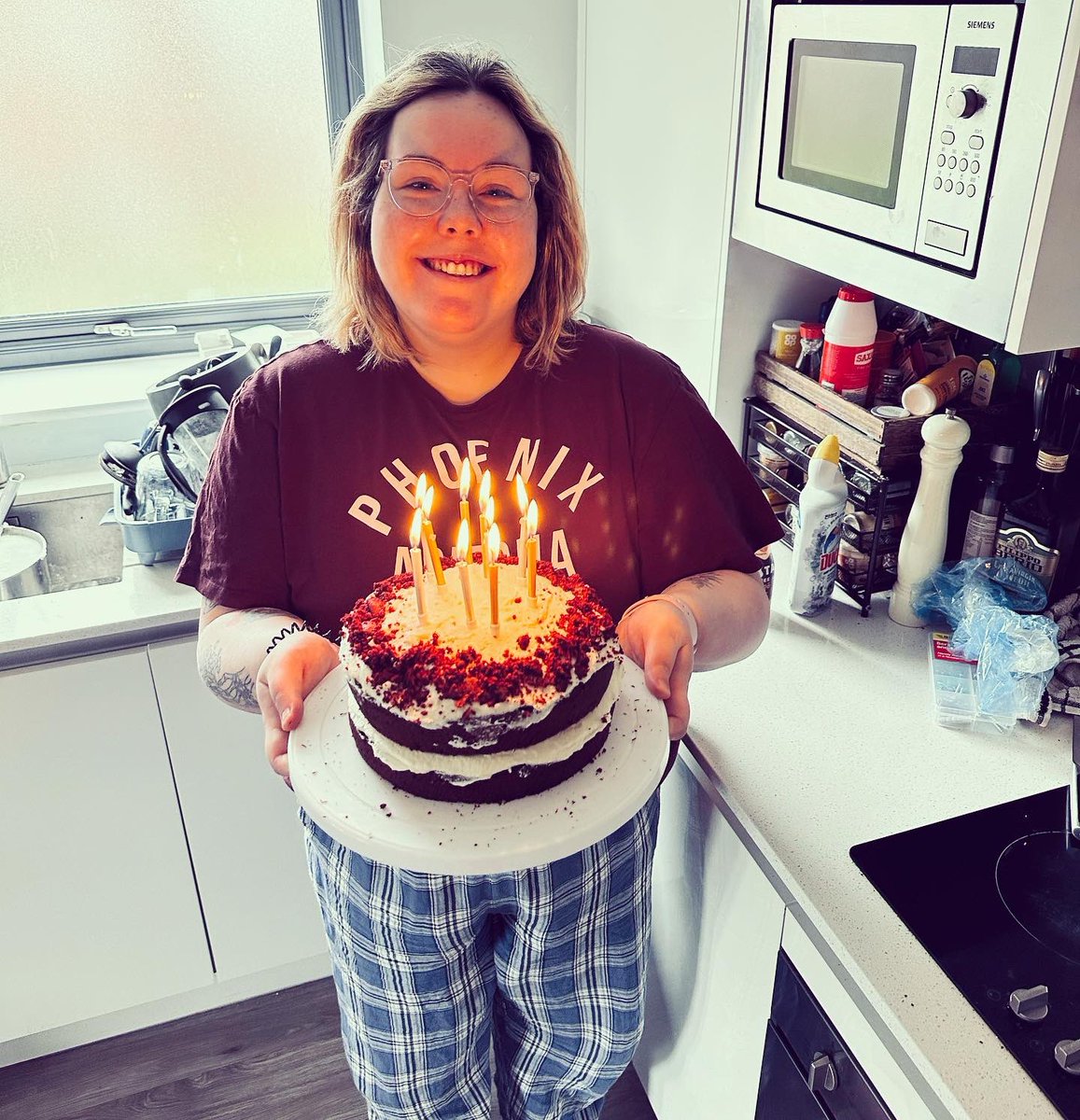 Heledd_Preuss's tweet photo. Cake for breakfast is acceptable on your birthday #26 https://t.co/i1Q1KvSwCt