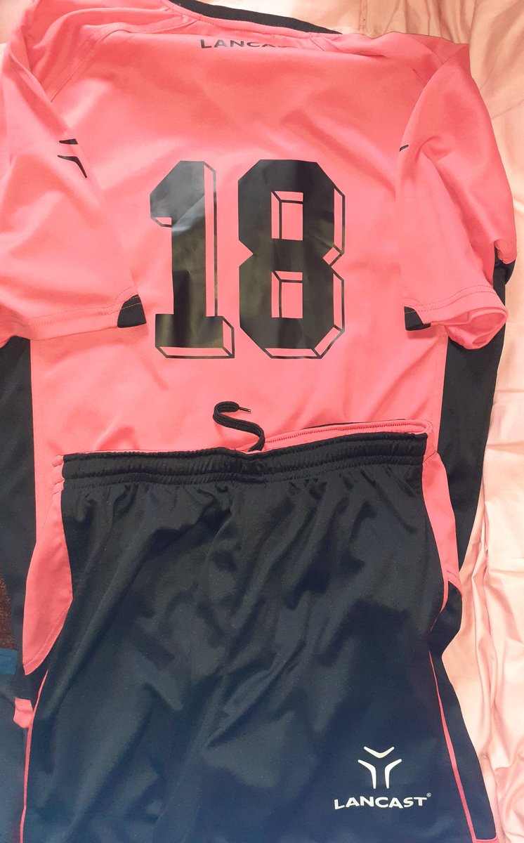 khlPisti's tweet image. Csütörtökön debütált az új kapusmezem: mostantól nem 89-esben állok majd a kapuban, hanem lányos apukás dizájnban a szülővé válásom évszámával.
Sikert hozott, legalábbis nem kaptam gólt benne :D
#lancast