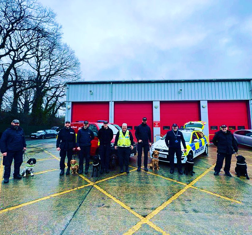 HantsTVPolDogs's tweet photo. 🐾Joint Operations🐾
This week we joined with @HantsFireDogs to complete some joint training, share ideas and make plans to better help each other in the future.
#teamwork #policeandfire #bettertogether #policedog #firedog #thenoseknows #policek9 #labrador https://t.co/06UQSjm1Ym