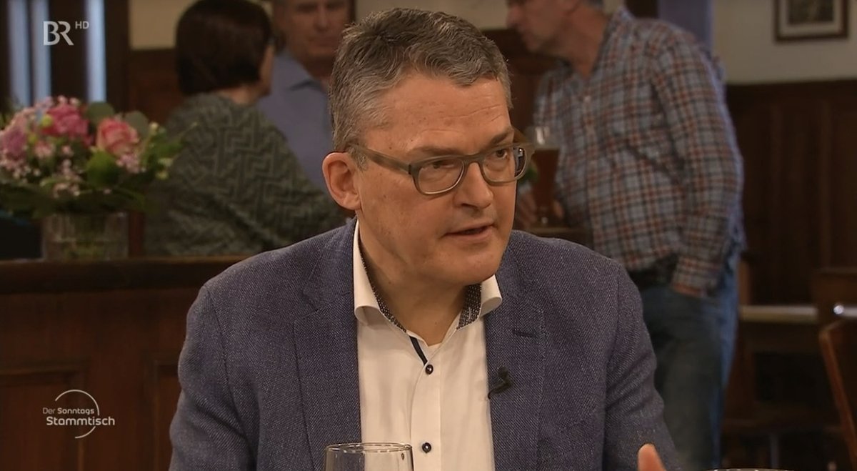 Nach dem Amoklauf in Hamburg plädierte der <a href="/CDU/">CDU Deutschlands</a>-Politiker Roderich Kiesewetter <a href="/RKiesewetter/">Roderich Kiesewetter🇪🇺🇩🇪🇮🇱🇺🇦</a> am #Sonntagsstammtisch für stärkere Waffenkontrollen in Vereinen und "dass man davon abgeht, Waffen Zuhause zu lagern, sondern dass die Waffen kontrolliert eingelagert sind."