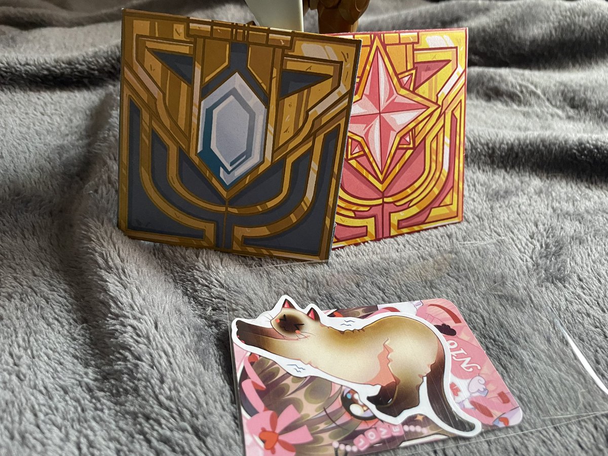 AereliaEUWpls's tweet photo. También he comprado estos stickers y mirad que sobrecitos más majos 💜💜

Las cajitas hex son de @zapedibuja y el Monetuti es de @Nadi_chan16 https://t.co/uwByz0O1UI
