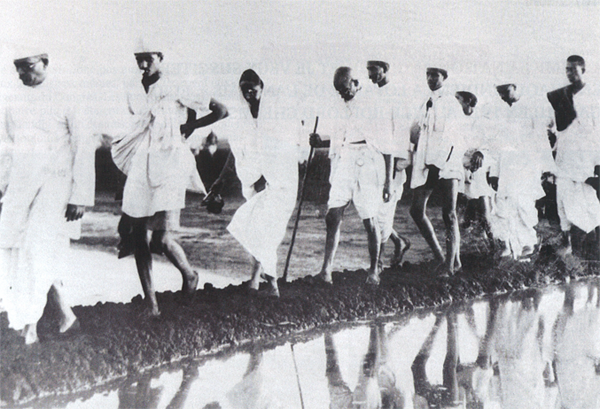 Gandhi pendant la marche du sel (au centre avec une canne).