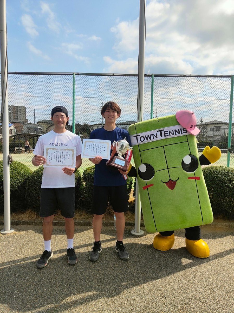 takatoadachi's tweet photo. 練馬区民大会で準優勝🥈しました！たうてに君メンバーのアツい応援がボロボロの身体をプッシュしてくれました❗️本当に幸せ者です😭先週1R6-1、2R6-0。今日3R7-6（4）、4R7-6（3）準決勝7-5、決勝1-2retireほとんど全身痙攣😇この経験を生徒さんにしっかり還元したいと思います❗️
#Admiral
#ultra100v4 https://t.co/HzPCdxYMOb