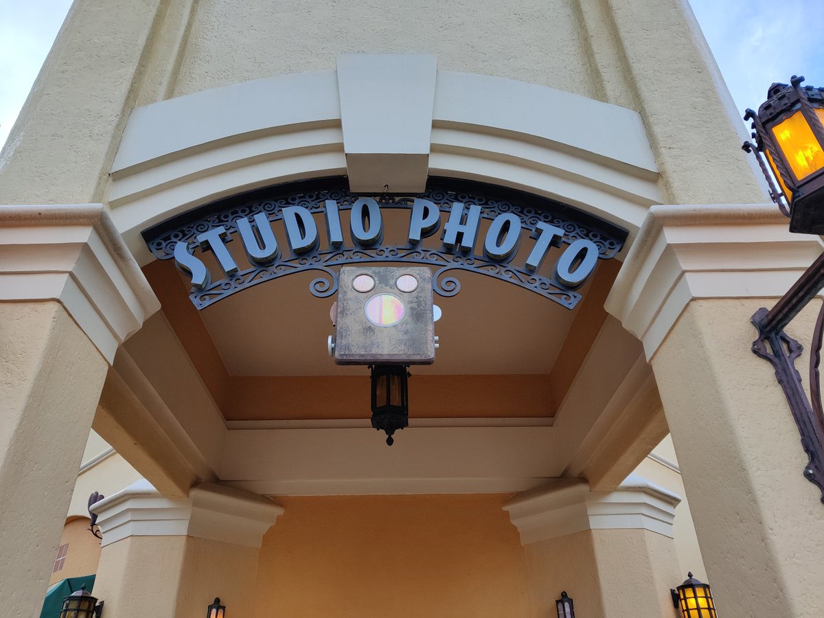 scissor13fml's tweet photo. @DLPHelp Bonjour, nous voudrions adresser un #castcompliment à Dominique qui a été très patient et adorable avec nous (mercredi 8 mars). On a pu essayer les spider-bot c'était génial ! https://t.co/Qt5l4DdfVU