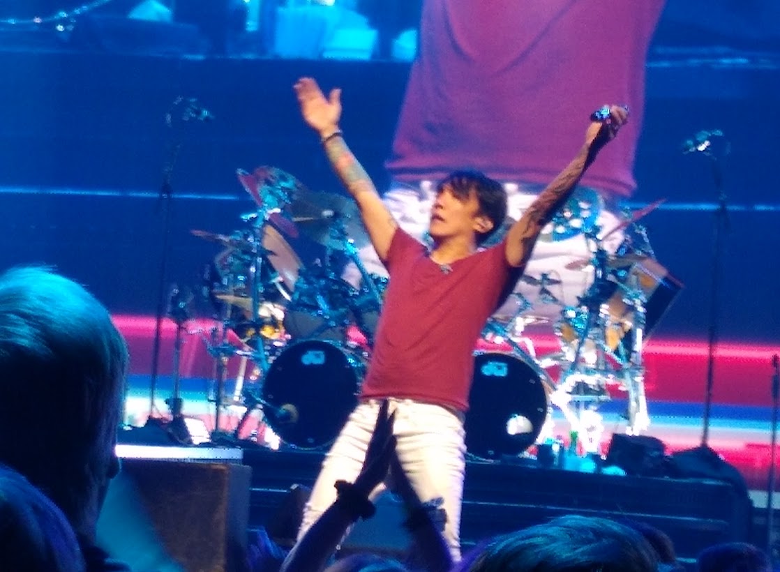 llangway's tweet photo. Is tonight the night? @WilsonShelle  Your turn to see the  marvelous Arnel Pineda. Have a blast with Gabe! 
 Its been a long wait! #bestfrontman #truetalent #energy @arnelpineda https://t.co/JNbJSG39l7