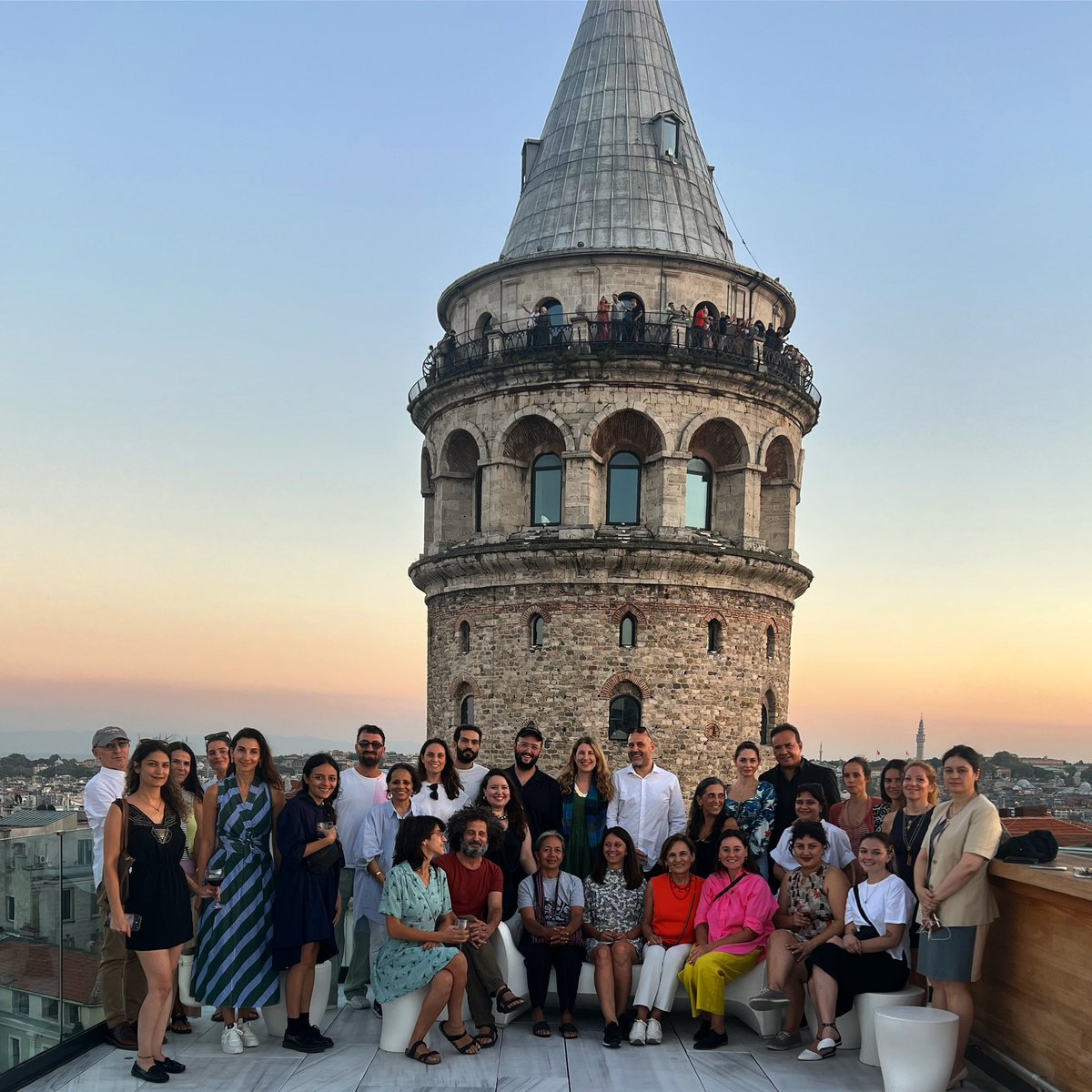 ChelloBiafra's tweet photo. 17 Mart 17.00’de başlayan SAHA Studio Açık’ta ve 17-21 Mart arası üzerine ayrıca konuşmak üzere detaylar Pazartesi radyonuzda (13.02.2023) #acikradyo #worldweathernetwork #celenkbafra #galatatower 📸bu yaz @SAHA_Istanbul @istanbulbienali sanatçıları ve ekibiyle çekildi. @wwn_art https://t.co/g7FfWoyGUM