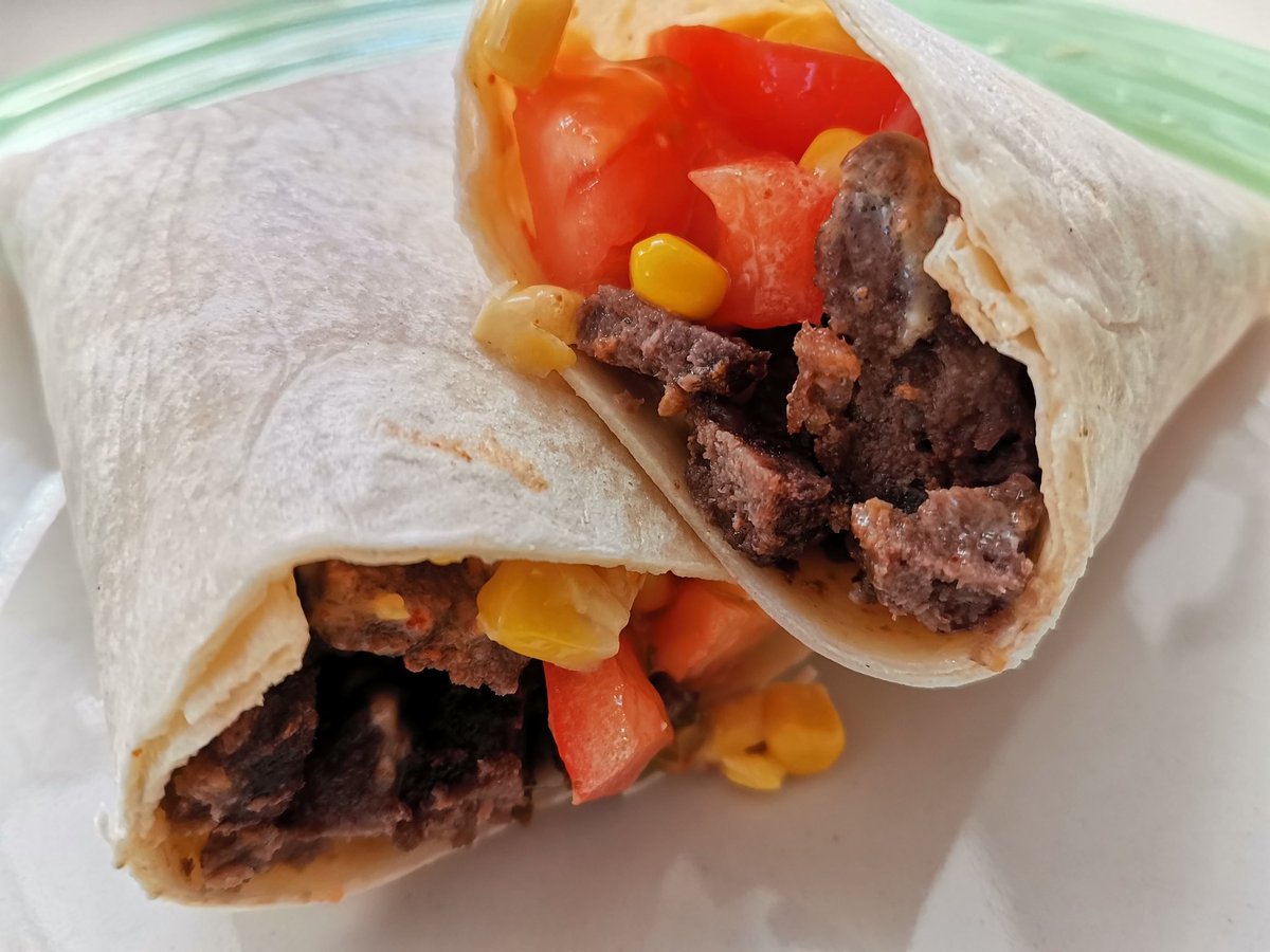 Easy Sunday eating haha... Chopped up left over burger, corn & tomato, on a wrap with a mayo & mango chutney mix. YUM!

#IAMCAPETOWN #capetown #lovecapetown #capetownsouthafrica #southafrica #shotleft #discoverctwc #tavelmassivect #TravelMassive #TravelChatSA #foodie #fuadeats