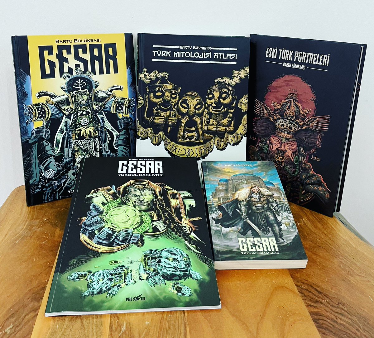 Çizgi roman, roman, devasa atlas ve illüstrasyonlu bir kitap @HazaryalG gerçekten alanında ilklere imza atan bir yazar-çizer. Başta kendisi olmak üzere, basımda ve yayımda emeği geçen <a href="/presstijcizgi/">Presstij Çizgi Roman</a> ailesine de büyük bir teşekkür etmek gerek. 
#gesar #bartubölükbaşı