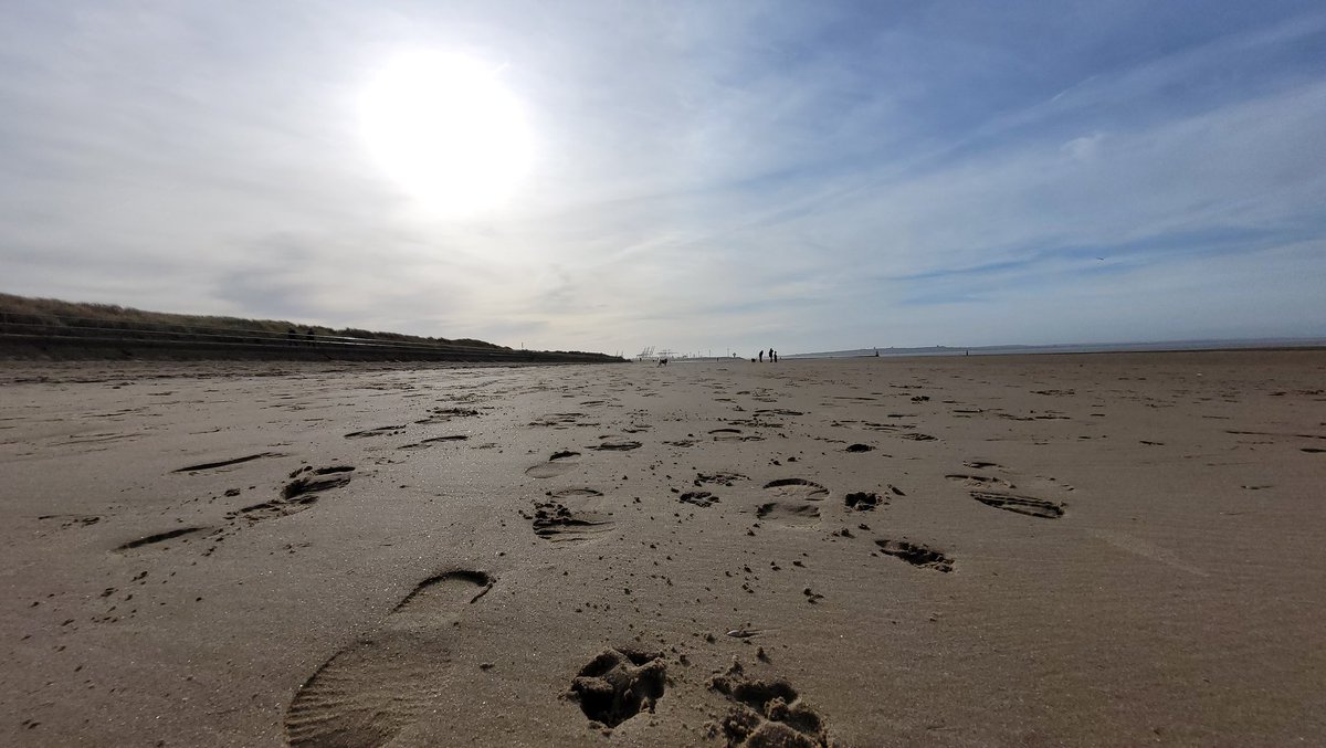 SteveMulville's tweet image. Leave nothing behind on the beach but footprints👣⛱️👣
The snows all gone now so the #Scruffs 
#FilthyAnimals just leave there wellies for someone else @GreenSefton_ to deal with..
Slam Dunk Your Junk message still not getting thru' to many visitors along our coast 👎
#Pollution