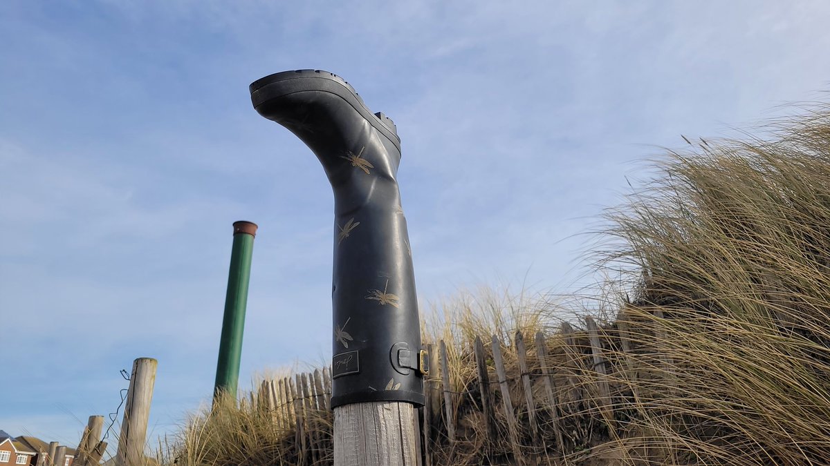 SteveMulville's tweet image. Leave nothing behind on the beach but footprints👣⛱️👣
The snows all gone now so the #Scruffs 
#FilthyAnimals just leave there wellies for someone else @GreenSefton_ to deal with..
Slam Dunk Your Junk message still not getting thru' to many visitors along our coast 👎
#Pollution