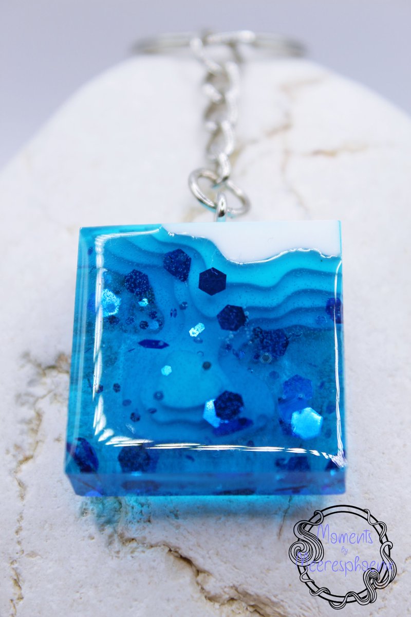 meeresphoenix's tweet photo. Keychain "Polar"

This keychain is inspired by the polar sea and the Winter itself. Its like a winterwonderland, a miracle. 

You can buy this keychain at: https://t.co/UmWwqL1Gtp

#ResinArt #Craftart #MomentsByMeeresphoenix https://t.co/afV9kxchuu