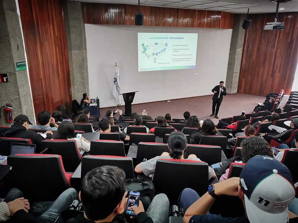isaacperaire's tweet image. Ahir, a la universitat #TEC @ITESMCEM #Monterrey #Mèxic hem celebrat la conferència “Qué hacemos con la basura: el reto de la economía circular" davant d’estudiants d’arquitectura i enginyeria. I una posterior reunió de treball. Molt content de l’oportunitat i l’acollida.