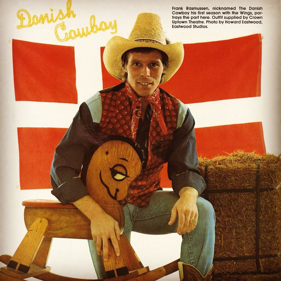 Erik Rasmussen, Jørgen Kristensen, Kim + Per Røntved spillede i 1980’erne for Wichita Wings i den farverige amerikanske indendørsliga MISL. Den tid vækker vi til live i aften på <a href="/shootfilmfest/">Shoot! Football Film Festival</a> med filmen God Save The Wings. Der bliver scoret mange mål! shootfestival.dk/2023#/god-save…