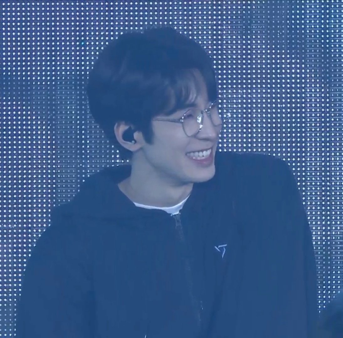 hourlysoonwon's tweet photo. Hoshi making everyone(wonwoo) laugh with his sudden English

#호시 #원우 #원홋 https://t.co/hjpfd5x9sf https://t.co/VY4Z4KLFmI