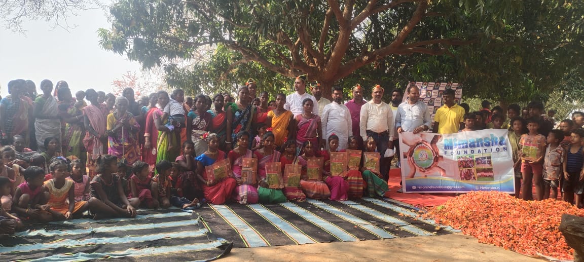 mimansha_1's tweet photo. Joint Libility Group with tribal women in Dhakwa village of Kasaiya Panchayat, #Deoghar
He was also discussed with the branch manager of the bank on the collection, aggregation and marketing of forest produce.
One step ahed for #women towards #financial_independence
@mbhajantri https://t.co/EpffupWOOd