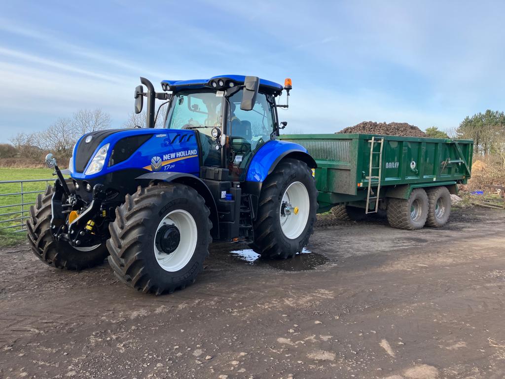 RVTractors's tweet photo. T7. 210's out on demo last week, one working with a Bailey dump trailer thanks to Andy Boyes at our #Ormskirk depot and the other spreading slurry with Luke Chidley at our #Welshpool depot.
#newholland #autocommand #trybeforeyoubuy #baileytrailers @NewHollandAG @BaileyTrailer https://t.co/a9J8Sih71k