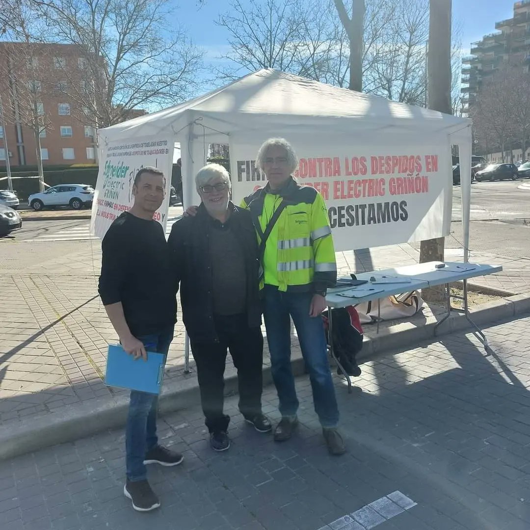 UnidasFuenla's tweet photo. 📃 El pasado jueves y este domingo hemos estado con los trabajadores de Schneider @grinon_lucha apoyándoles en su recogida de firmas para defender sus puestos de trabajo ante la deslocalización que quiere llevar a cabo la empresa. El jueves en El Arroyo, este domingo en Loranca. https://t.co/oMO2DNXG4M