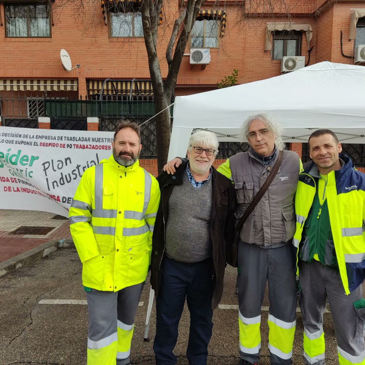 UnidasFuenla's tweet photo. 📃 El pasado jueves y este domingo hemos estado con los trabajadores de Schneider @grinon_lucha apoyándoles en su recogida de firmas para defender sus puestos de trabajo ante la deslocalización que quiere llevar a cabo la empresa. El jueves en El Arroyo, este domingo en Loranca. https://t.co/oMO2DNXG4M
