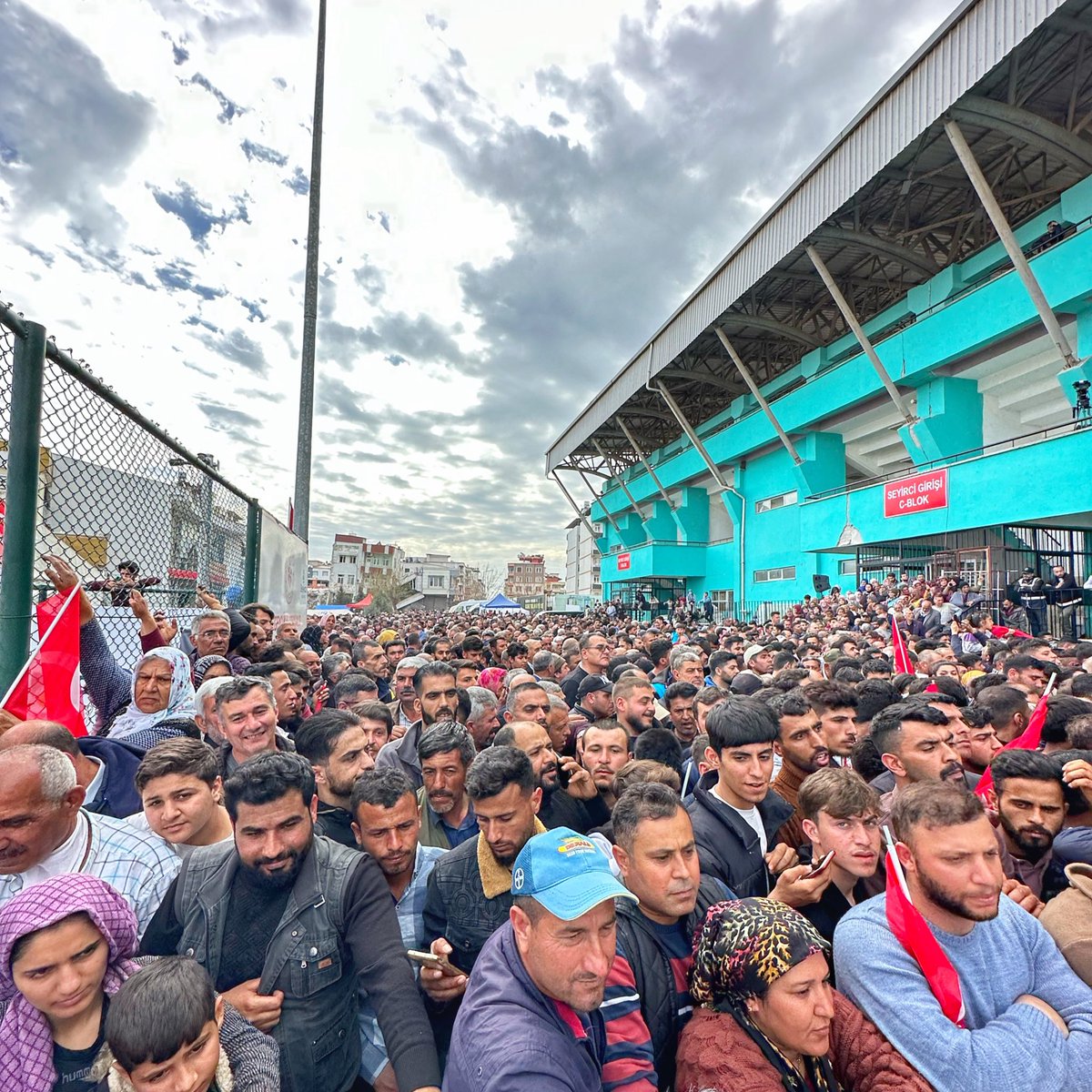 Hatay | Kırıkhan 
Vatandaş Sn. Erdoğan’ı bekliyor.