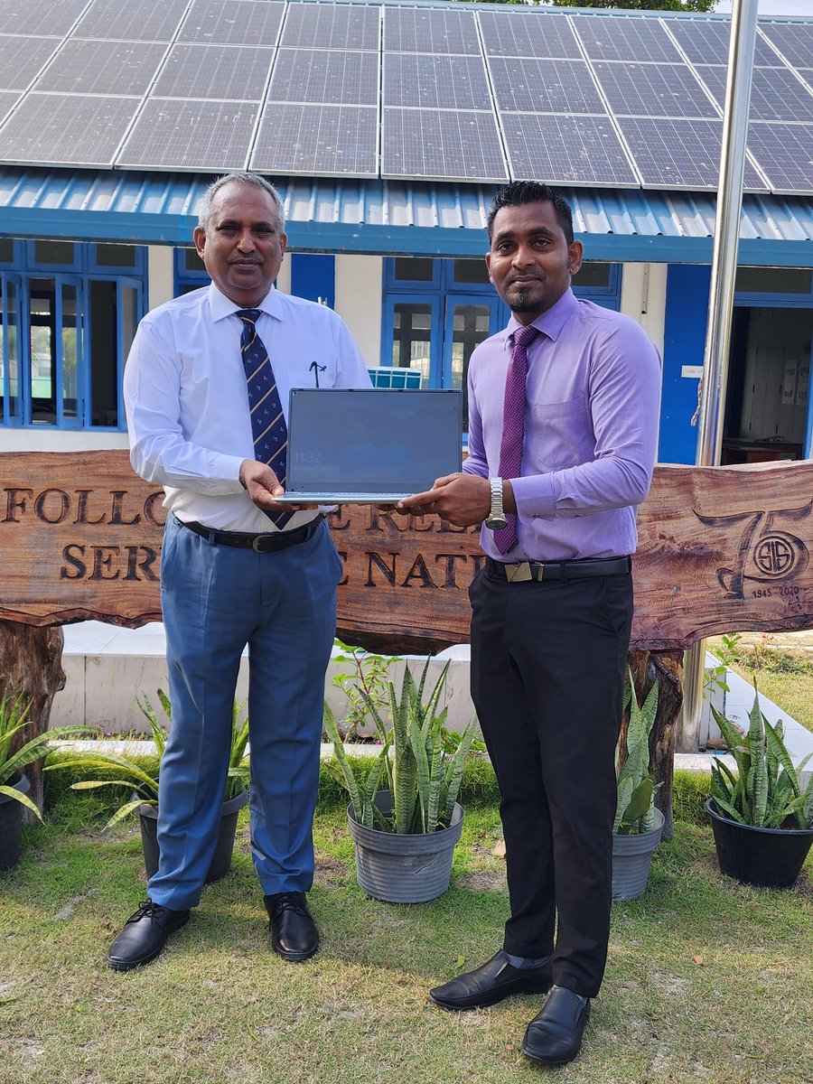 siskelaa's tweet photo. ސްކޫލުގެ ބޭނުމަށް ދެ ލެޕްޓޮޕް  ހަދިޔާކުރެއްވީތީ ކެލާ ދާއިރާގެ އިއްޒަތްތެރި މެމްބަރަށް ވަރަށް އިޚްލާސްތެރި ކަމާއެކު ޝުކުރު ދައްނަވަން.
Thank you sir @kelaaibrey https://t.co/oXMzllNKWd