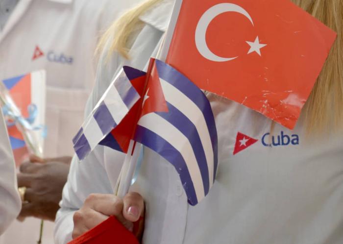 Ya están en la Patria, con el deber cumplido, 32 profesionales de la salud de Contingente Henry Reeve, especializado en desastres y graves epidemias, que llevaron a Turquía solidaridad médica cubana #CubaEsSalud
<a href="/ElbaRosaPM/">Elba Rosa</a>
<a href="/SANTANACITMA/">JOSE FIDEL SANTANA NUÑEZ</a>
<a href="/adianez_taboada/">Adianez Taboada</a>
<a href="/ArmandoRguezB/">Armando</a>
<a href="/citmacuba/">Ministerio de Ciencia, Tecnología y Medio Ambiente</a>