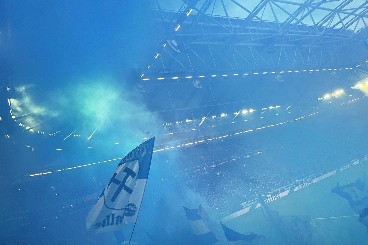 KJHannahlaar's tweet photo. Was ein Abend. #S04BVB https://t.co/AqcEe3RmS2