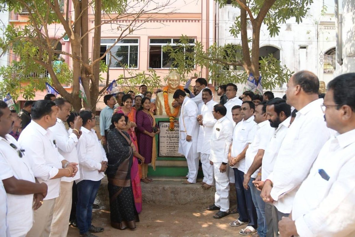 DharmanaDPR's tweet image. శ్రీకాకుళం నియోజకవర్గ వైయస్ఆర్సీపీ కార్యాలయంలో పార్టీ ఆవిర్భావ దినోత్సవ వేడుకలు.

 #YSRCPForAll #YSRCPFormationDay