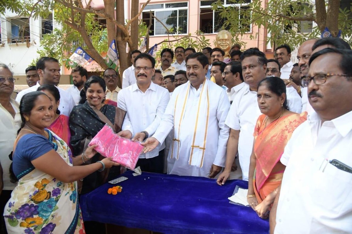 DharmanaDPR's tweet image. శ్రీకాకుళం నియోజకవర్గ వైయస్ఆర్సీపీ కార్యాలయంలో పార్టీ ఆవిర్భావ దినోత్సవ వేడుకలు.

 #YSRCPForAll #YSRCPFormationDay