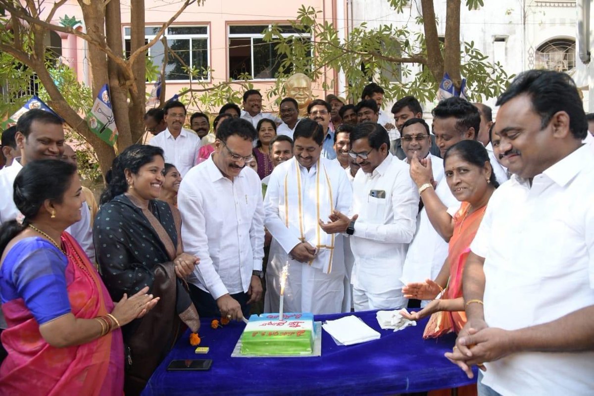 DharmanaDPR's tweet image. శ్రీకాకుళం నియోజకవర్గ వైయస్ఆర్సీపీ కార్యాలయంలో పార్టీ ఆవిర్భావ దినోత్సవ వేడుకలు.

 #YSRCPForAll #YSRCPFormationDay