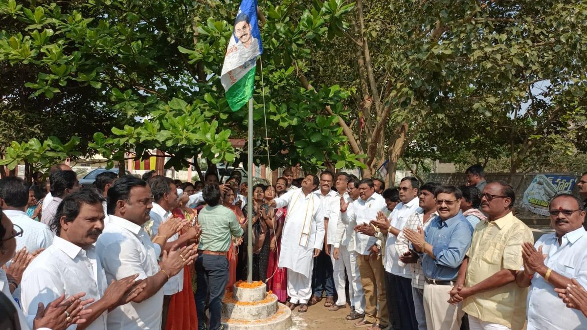 DharmanaDPR's tweet image. శ్రీకాకుళం నియోజకవర్గ వైయస్ఆర్సీపీ కార్యాలయంలో పార్టీ ఆవిర్భావ దినోత్సవ వేడుకలు.

 #YSRCPForAll #YSRCPFormationDay