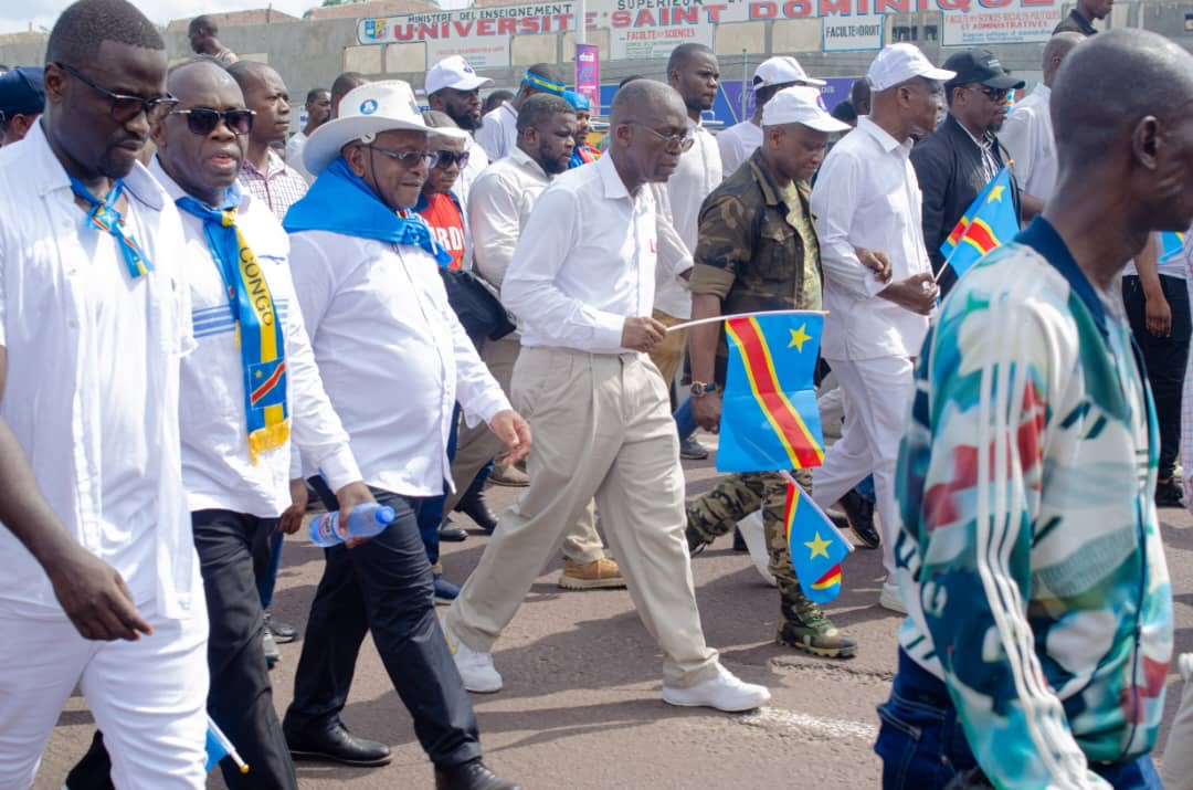 #RDC cette photo me donne l'occasion de souhaiter le bienvenu à <a href="/Mapon_Matata/">Matata Ponyo Mapon</a>, qui autre fois faisait la marche pour des cérémonies d'inauguration mais là c'est pour le compte de l'opposition.
Vive la démocratie
<a href="/Mapon_Matata/">Matata Ponyo Mapon</a> <a href="/MandikoTv/">Mandiko tv</a> <a href="/AugustinKabuyaT/">Augustin KABUYA</a>