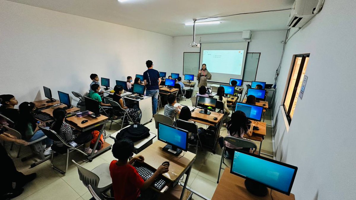 lydetpidor's tweet image. We collaborate w/ the Ministry of Post and Telecommunications to introduce a technology program to Collingwood School of Phnom Penh. We aim to equip the young generation to become future digital talents. DM me if you want it for your school too. #CSPP #TechforKidsAcademy