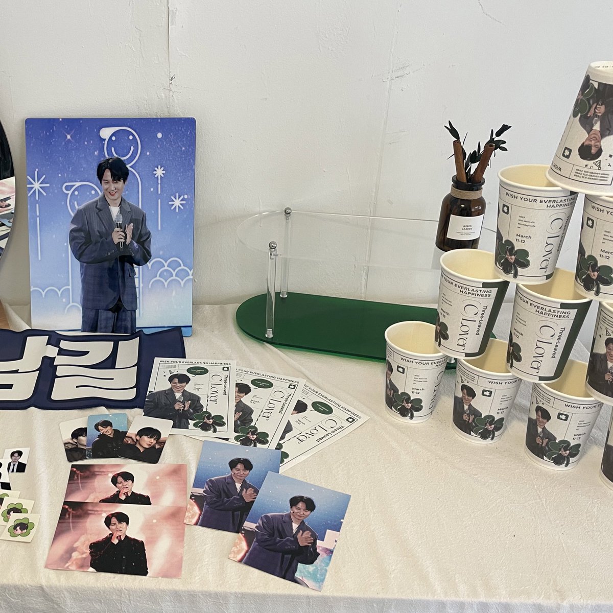 #남길이_생일케이크_먹어쒀

자리가 없어서 사진 찍고 음료 받고 후딱 나와버렸지만 귀엽고 짱 이뻣서영…ㅎㅎ😘
