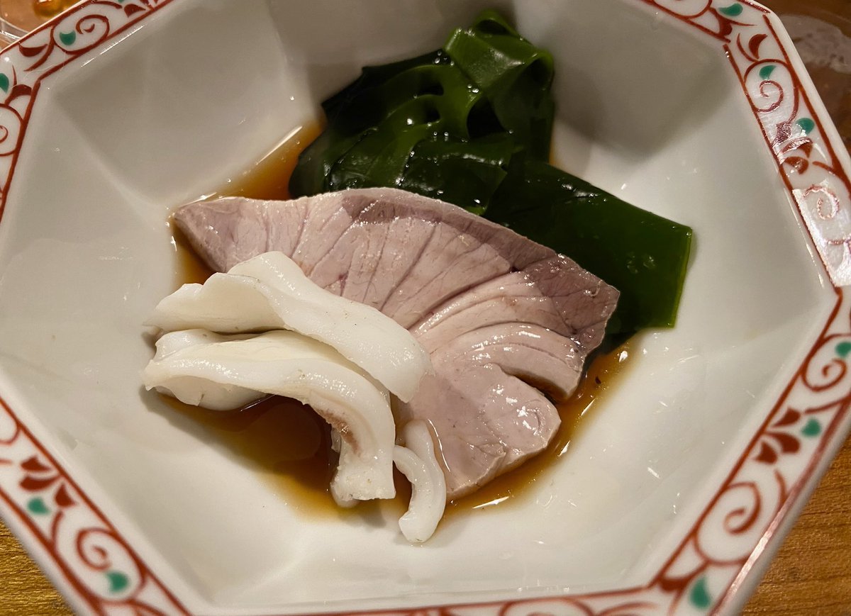 maittaneeee's tweet photo. 日曜日の夜は手抜き息抜きが大切。採れたてわかめと鰤のしゃぶしゃぶだけ作りました。生では黒っぽい色のわかめが、出汁にくぐらせると一瞬で鮮やかな深緑色に変わるのが楽しかった。柔らかいのに張りがある食感と磯の香りがよかったです。お寿司に合うと言われる福井の地酒 紗利が進んじゃいました🍶 https://t.co/eEKMnhNB9u