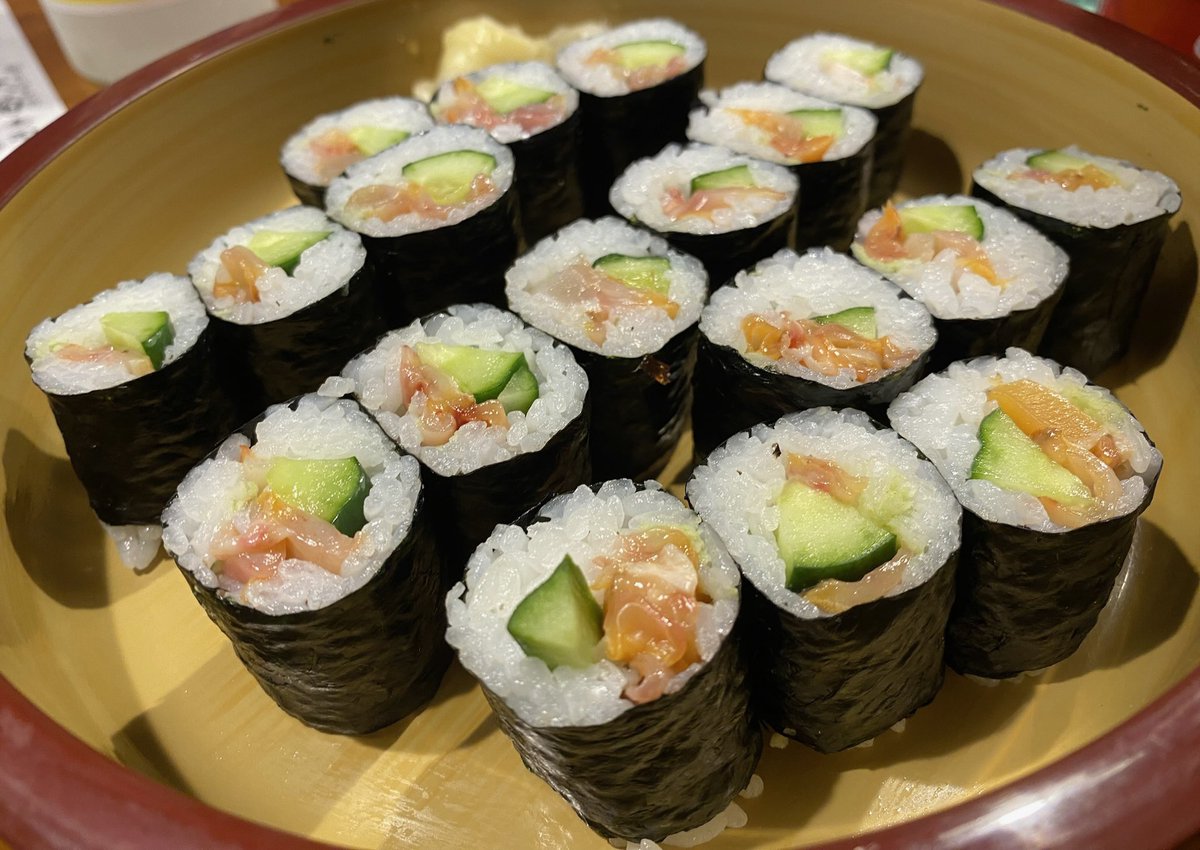 maittaneeee's tweet photo. 日曜日の夜は手抜き息抜きが大切。採れたてわかめと鰤のしゃぶしゃぶだけ作りました。生では黒っぽい色のわかめが、出汁にくぐらせると一瞬で鮮やかな深緑色に変わるのが楽しかった。柔らかいのに張りがある食感と磯の香りがよかったです。お寿司に合うと言われる福井の地酒 紗利が進んじゃいました🍶 https://t.co/eEKMnhNB9u