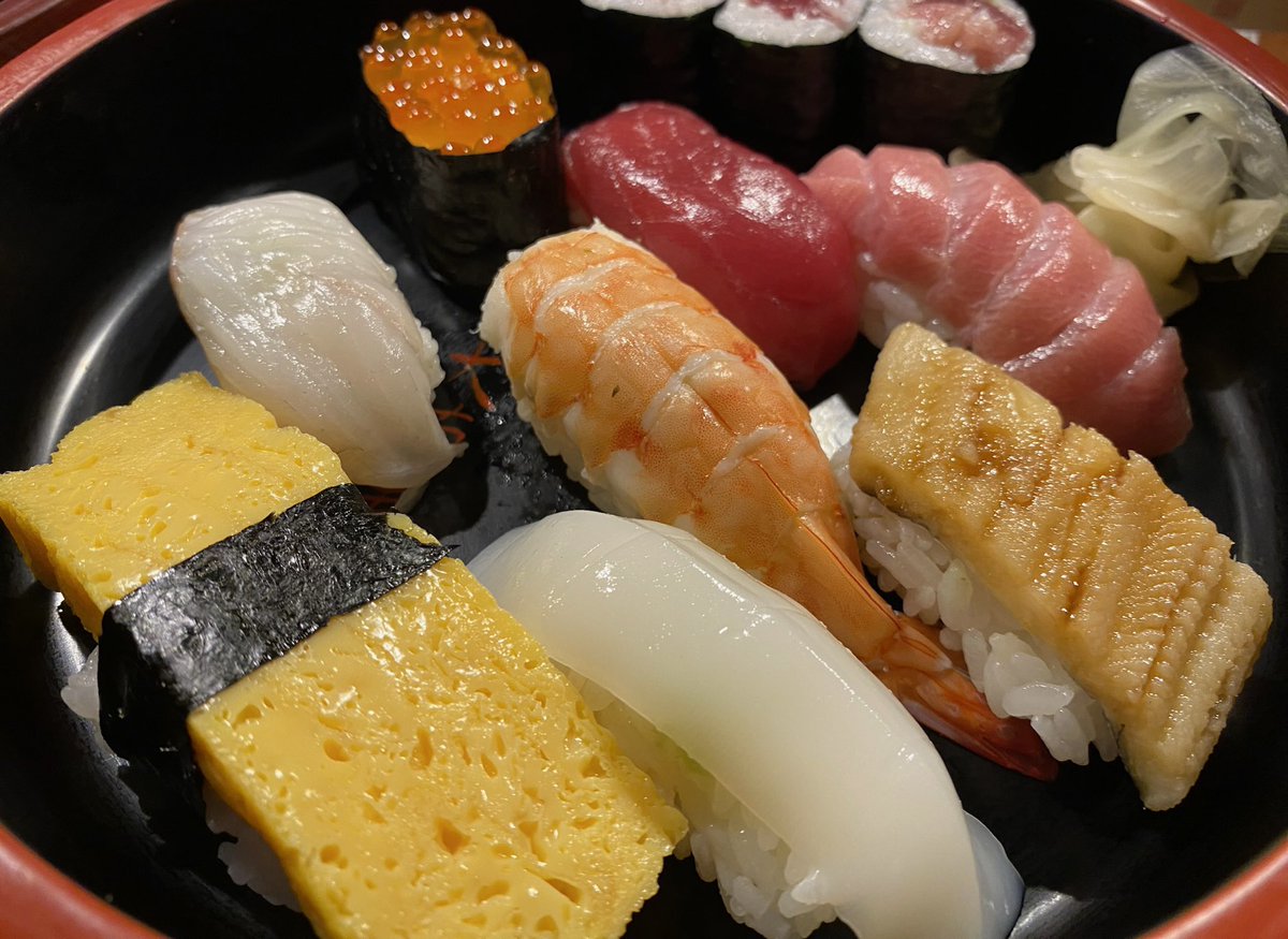 maittaneeee's tweet photo. 日曜日の夜は手抜き息抜きが大切。採れたてわかめと鰤のしゃぶしゃぶだけ作りました。生では黒っぽい色のわかめが、出汁にくぐらせると一瞬で鮮やかな深緑色に変わるのが楽しかった。柔らかいのに張りがある食感と磯の香りがよかったです。お寿司に合うと言われる福井の地酒 紗利が進んじゃいました🍶 https://t.co/eEKMnhNB9u