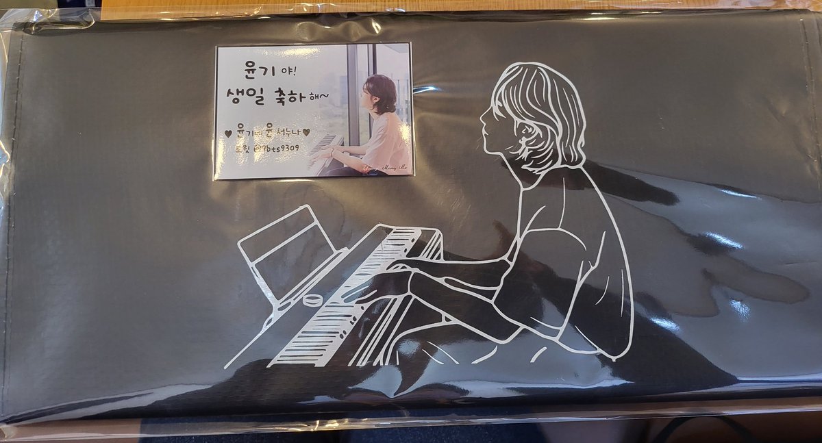 min_chouchou's tweet photo. 카페 비아찌오 
오늘 선착 타포린백 (나눔: @7bts9309) 성공
언제나 친철한 사장님과 해피슈가 데이 마지막을 보내습니다~
#물오름달_아흐레_찾아온_너
@cafe_viaggio https://t.co/OuGMPKs7kZ