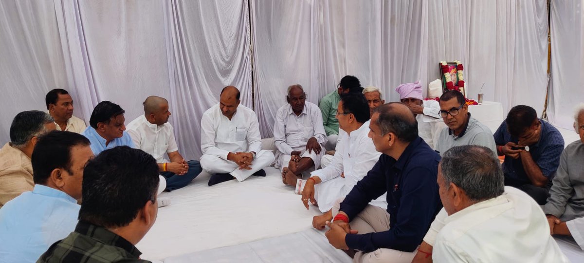 भाजपा राजस्थान के प्रदेश मंत्री श्री श्रवण सिंह बगड़ी जी के पूज्य पिताजी श्री बख्तावर सिंह जी शेखावत का निधन होने से आज उनके निवास स्थान सीकर जाकर पुष्पांजलि अर्पित कर शोक व्यक्त किया
 ईश्वर से प्रार्थना है,कि दिवंगत आत्मा को अपने श्रीचरणों में स्थान दे।