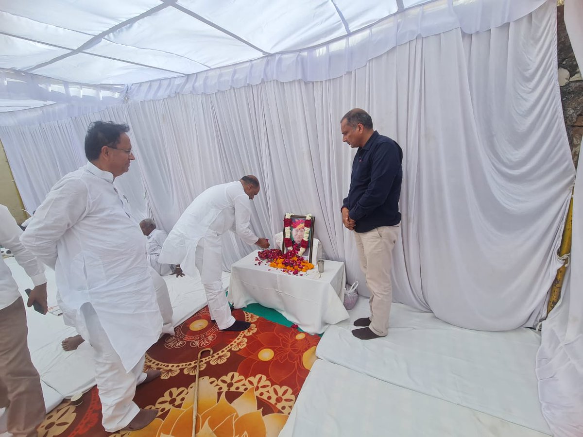 cpjoshiBJP's tweet photo. भाजपा राजस्थान के प्रदेश मंत्री श्री श्रवण सिंह बगड़ी जी के पूज्य पिताजी श्री बख्तावर सिंह जी शेखावत का निधन होने से आज उनके निवास स्थान सीकर जाकर पुष्पांजलि अर्पित कर शोक व्यक्त किया
 ईश्वर से प्रार्थना है,कि दिवंगत आत्मा को अपने श्रीचरणों में स्थान दे। https://t.co/zceuLfyQi6