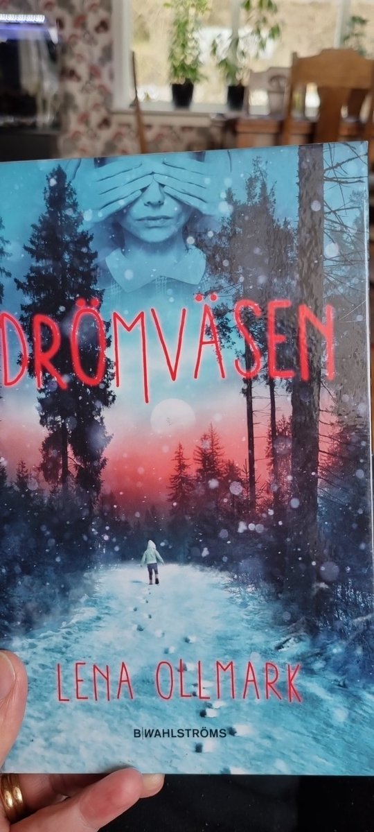 bokbyran's tweet photo. Lena Ollmarks trilogi Nattlandet är läskig läsning för de bokslukare som gillar skräck. Ollmark verkar gilla att skrämma barn, tur för dem! #boktips https://t.co/ArLGz65MBB