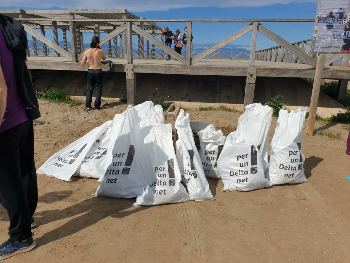 ajlarapita's tweet photo. ♻️ MEDI AMBIENT | Aquest matí, al Trabucador, ha tingut lloc la neteja de platges 'Per un Delta net!', engegada pel Parc Natural del Delta de l'Ebre, que s'ha dut a terme simultàniament a diferents municipis.
#PerUnDeltaNet https://t.co/I8dFL08pqE