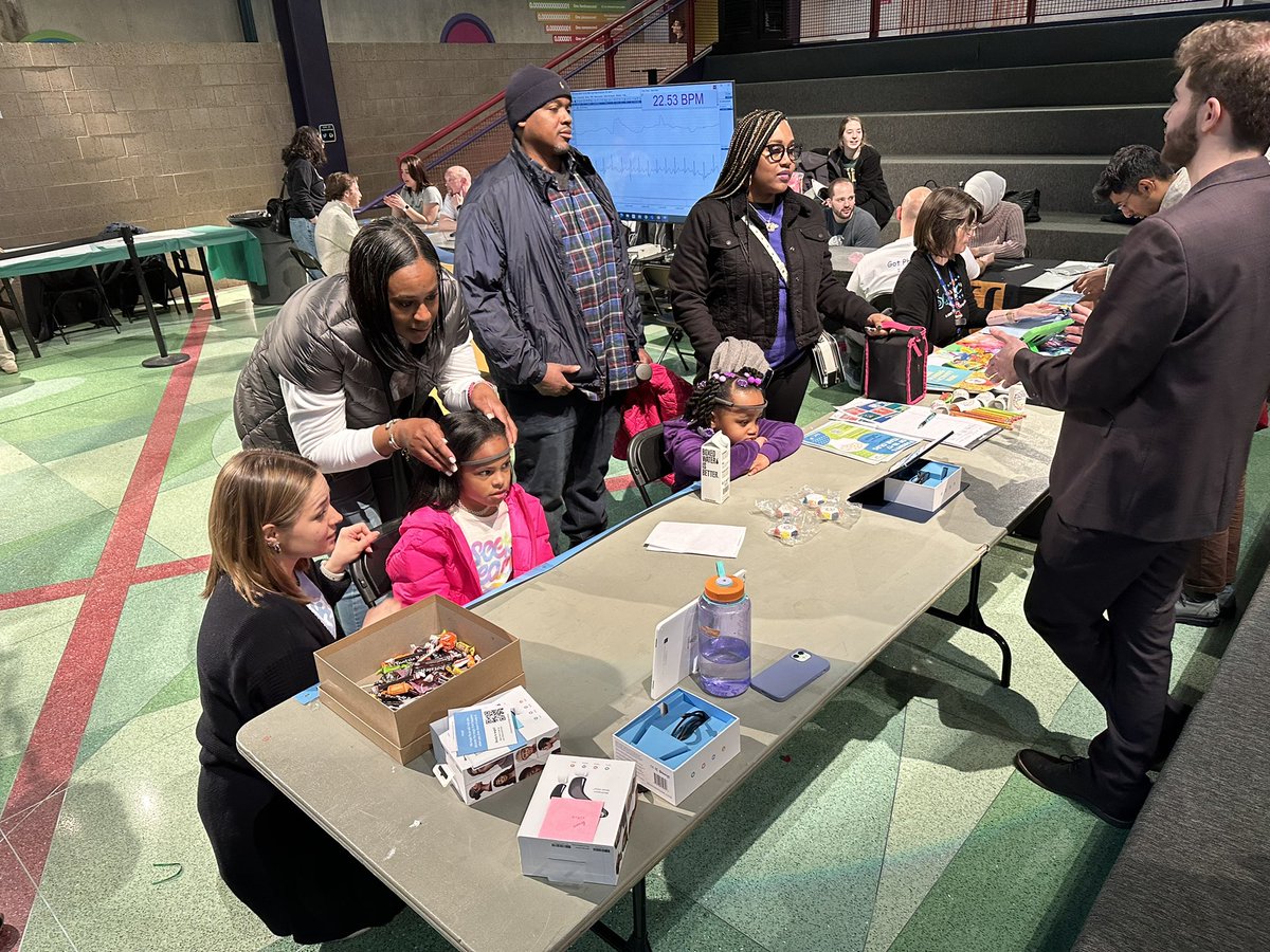 WayneStateNeuro's tweet image. Brain Day in Detroit was a major success! Big crowds excited to learn from our campus Neuroscientists! Thanks to all who helped  create this wonderful experience, especially our partners at the Michigan Science Center. @WayneStateCLAS @waynestate @WayneStateTNP @waynemedicine