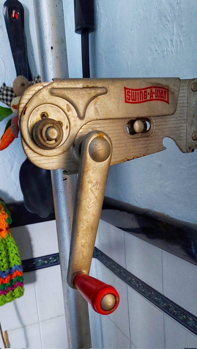 A swingin' good font. This can opener has been on the wall in my 90 year old aunt's kitchen for at least 60 years. Saw it again when visiting this week. Love the stylised 'S' on the handle. #FontSunday