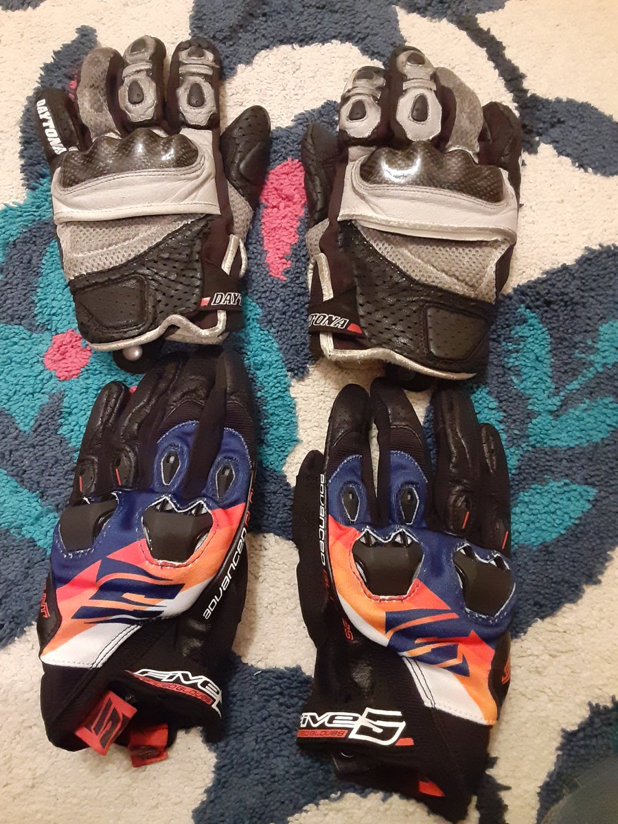 nsr_mc21_nori's tweet photo. #ナップス浜松店 でバイク用グローブ #Five5 を購入🧤🏍³₃

自分は昔からクラッチを深く握るタイプなので、冬用や温熱のゴワゴワ感が嫌い💦
昔はプロショップ高井のタイラレプリカのグローブが気に入ってました♪

Five5のグローブは手に馴染み、クラッチ操作もGoog!!٩(๑>∀<๑)۶

 #PayPayイベント https://t.co/0k8zG31XQZ