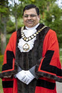 History is being created in <a href="/BracknellForest/">Bracknell Forest</a> today! 
TheAnnual Civic Service of Mayor <a href="/AnkurSBhandari/">Ankur Shiv Bhandari-Mayor of Bracknell Forest22-23</a> for the first time ever will be a dual Christian-Hindu service

Live links below starting 3PM

stmichaelseasthampstead.org.uk/live
 
youtube.com/live/kaxcqolK8…