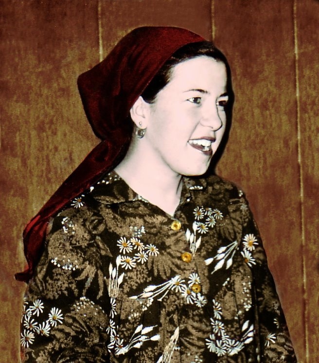 Konca Kuriş'i tanıyor musunuz? Biz hiç unutamadık, çünkü her Yalnız Yürümeyeceksin hikayesinde Konca Kuriş'in güvercin tedirginliğini okuyabilirsiniz. Kendi hikâyelerini anlatanlar Konca Kuriş'i tanımıyorsa olsa bile...