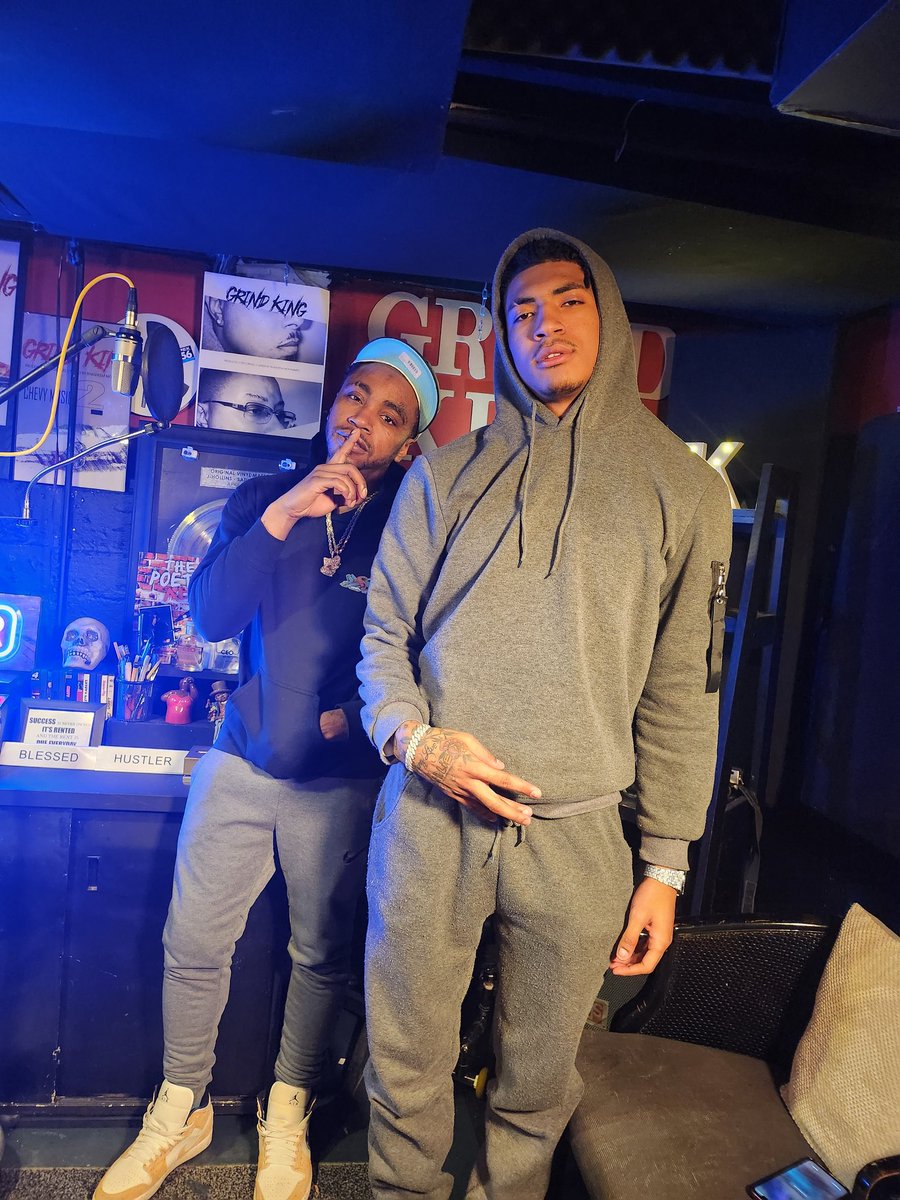 JHollins's tweet image. It's a blessing when other hustlers understand the movement. PBE Messico x Easy O'Hare, they recorded 🔥 last night! Over a @ILLBrown beat! #barwork 🤞🏿💯